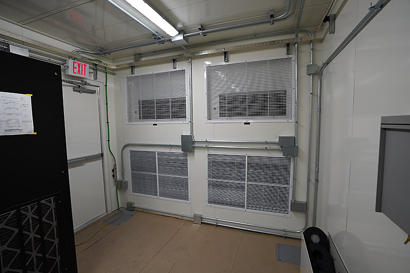 Toshiba G9000 Series 1000 kVA UPS Trailer Mounted Toshiba G9000 Series 1000 kVA UPS Trailer Mounted